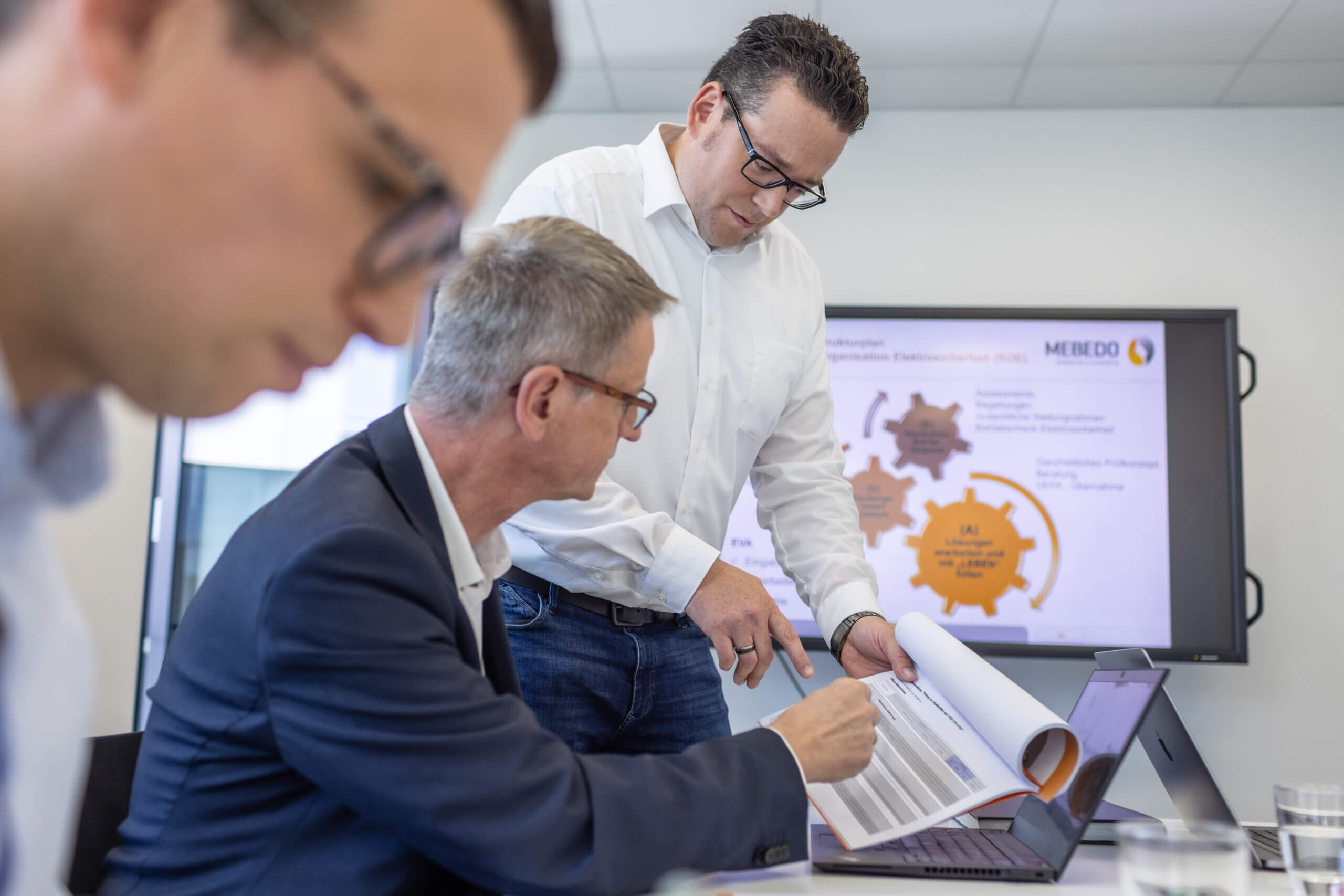 Professionelle Schulung für Elektrosicherheit bei der MEBEDO Akademie & Consulting