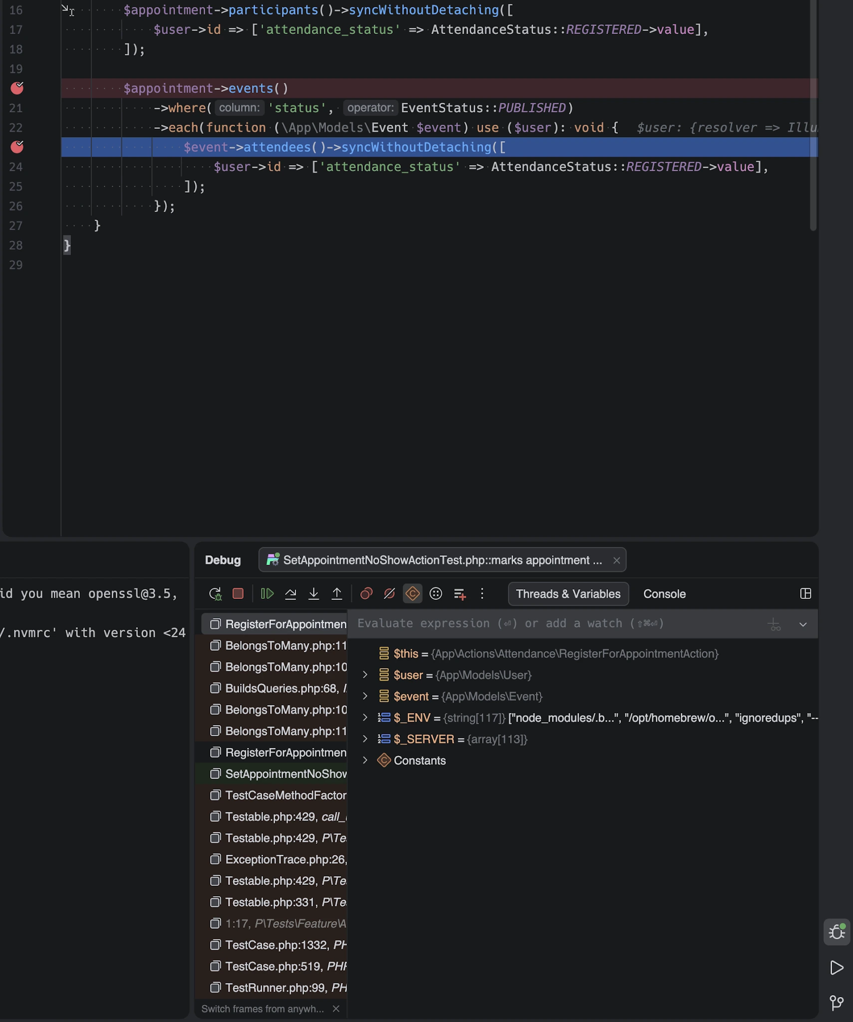 Eine aktive Debugging-Sitzung in PhpStorm, bei der die Code-Ausführung an einem Breakpoint pausiert und verfügbare Variablen wie $this, $user und $event im Debug-Fenster angezeigt werden
